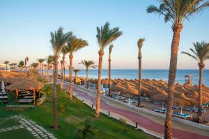 uma vista para um resort com palmeiras e o oceano em Sunrise Remal Beach Resort em Sharm el Sheikh