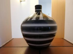 a black and white vase sitting on a table at Hospedaria Dona Maria in Beja