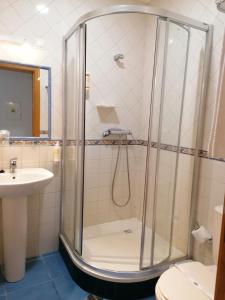 un bagno con doccia e lavandino di Hospedaria Dona Maria a Beja