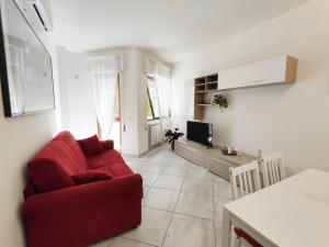 サンタ・マリネッラにあるCasa del Mareのリビングルーム(赤いソファ、テレビ付)