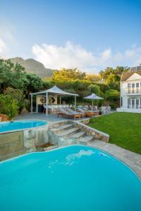 une image d'une piscine dans l'arrière-cour d'une maison dans l'établissement Vida Nova Retreat, au Cap