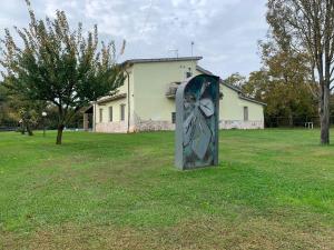 Un jardín fuera de Splendida villa con piscina