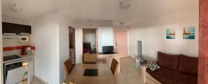 uma cozinha e sala de estar com um sofá e uma mesa em Villa 5 min circuit Paul-Ricard et 20 mn de la Mer em Signes