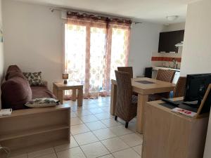 uma sala de estar com um sofá e uma mesa em Villa 5 min circuit Paul-Ricard et 20 mn de la Mer em Signes