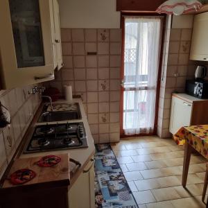 una cucina con piano cottura e piano di lavoro di Appartamento Maggio di fronte palaghiaccio ad Aosta
