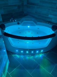 Foto de la galeria de Jacuzzi and privacy with 2 balconies and FREE garage a Budapest