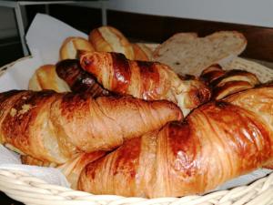 un cesto pieno di croissant e pane su un tavolo di Hospedaria Dona Maria a Beja Altre 19 foto