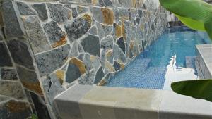 Bazén v ubytování PENTHOUSE STOLIV New SPA-POOL Villa is located 5m from the sea, Exclusive Terrace,Private Jetty wih Sunbeds, Pebble Beach, Secluded location Total area 375m2 at your disposal nebo v jeho okolí