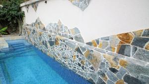 Bazén v ubytování PENTHOUSE STOLIV New SPA-POOL Villa is located 5m from the sea, Exclusive Terrace,Private Jetty wih Sunbeds, Pebble Beach, Secluded location Total area 375m2 at your disposal nebo v jeho okolí
