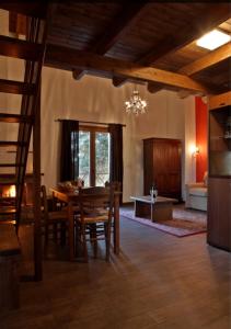 cocina y comedor con mesa y sillas en Guesthouse Elaia, en Synikia Mesi Trikalon