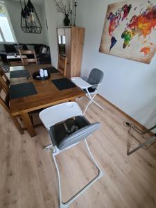 salon ze stołem i krzesłem w obiekcie Ferienhaus Birute w mieście Bernkastel-Kues
