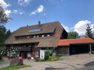 uma casa grande com um painel solar no telhado em Bergwaldhof Schonach em Schonach