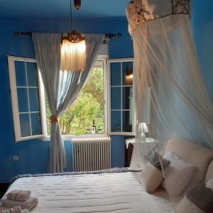 カランバカにあるMeteora best view villaのベッドルーム(白いベッド1台、窓付)