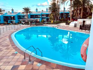 Der Swimmingpool an oder in der Nähe von VIVIENDA ÚNICA EN PRIMERA LÍNEA DE PLAYA