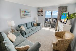 Area soggiorno di 2BR, 2Bath condo Oceanfront Getaway with pool