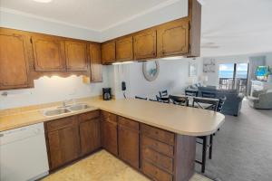 Cucina o angolo cottura di 2BR, 2Bath condo Oceanfront Getaway with pool