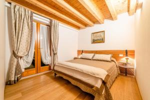 Postel nebo postele na pokoji v ubytování Charming Civetta