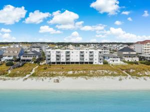 una vista aerea di un resort dalla spiaggia di 2BR, 2Bath condo Oceanfront Getaway with pool a Myrtle Beach
