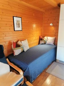 1 dormitorio con 1 cama en una cabaña de madera en Ferienwohnung Brittenberg Alpaka, en Schwarzenberg im Bregenzerwald