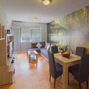 una sala de estar con un sofá y una mesa en Apartment Ana, en Budva