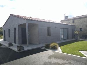 een klein huis met een veranda in een tuin bij Gite de la Bultiere 4 etoiles ouvert a l'annee entre Montaigu et les Herbiers in Chavagnes-en-Paillers