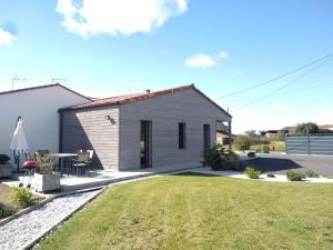 een klein grijs huis met een gazon ervoor bij Gite de la Bultiere 4 etoiles ouvert a l'annee entre Montaigu et les Herbiers in Chavagnes-en-Paillers