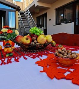 een tafel met twee manden fruit erop bij Splendid House in Făgăraş