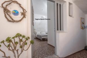 Habitación con una puerta que conduce a un dormitorio en Sagma Beach Rooms, en Perissa