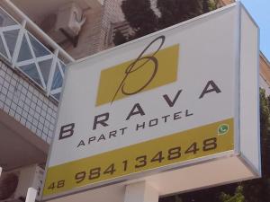 un cartel de hotel de apartamentos aryan frente a un edificio en Brava Apart Hotel en Florianópolis
