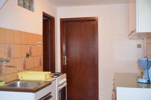Kuchyň nebo kuchyňský kout v ubytování Apartments Drita