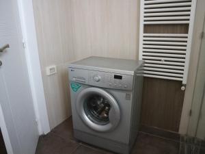 a washer and dryer in a small room at Appartment Central Hammam Sousse plage in Sousse