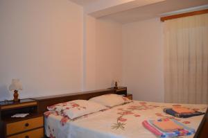 Postel nebo postele na pokoji v ubytování Apartments Drita