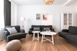 a living room with two couches and a table at Ferienwohnung Steinbrücke Quedlinburg in Quedlinburg