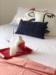 a red tray with a candle and a wine glass at Apartamento em Guarajuba, BAHIA 2 Tudo Novinho e Finamente Decorado in Camaçari