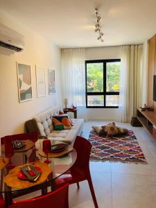 a living room with a couch and a table at Apartamento em Guarajuba, BAHIA 2 Tudo Novinho e Finamente Decorado in Camaçari