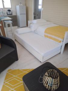 1 cama blanca grande en una habitación con cocina en CoCo de Mer Self Catering Log 1, en Lambertʼs Bay