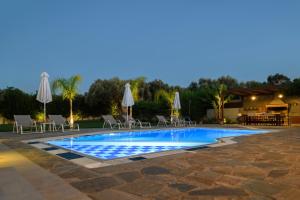 สระว่ายน้ำที่อยู่ใกล้ ๆ หรือใน Villa Periklis