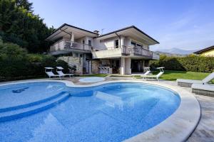 Bazén v ubytovaní Villa Caterina alebo v jeho blízkosti