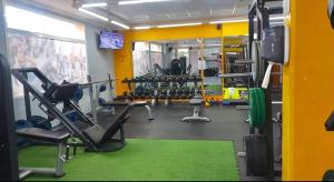 une salle de sport avec plusieurs tapis de course et machines dans l'établissement Hotel Amoros, à Cala Ratjada