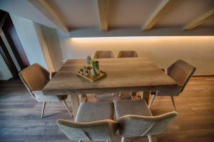 uma mesa de jantar com cadeiras e uma mesa de madeira em Giataki em Elati