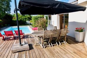 Kolam renang di atau dekat dengan Plaisant villa with pool, close to the beach