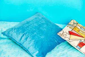 un cuscino posto sopra un letto di B&B Neapolis Bellini a Napoli