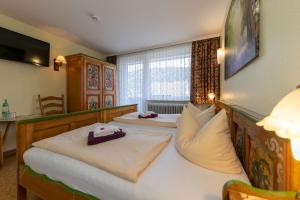 Postel nebo postele na pokoji v ubytování Hotel Bellevue