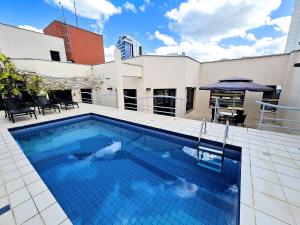 a swimming pool on the roof of a building at Hotel Germânia in Joinville