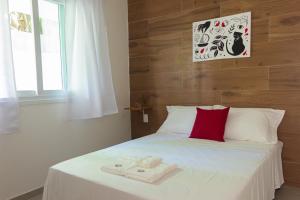 een slaapkamer met een bed met twee handdoeken erop bij Além dos Sonhos in Cayru