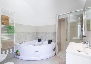 Koupelna v ubytování Casa di nonna Ines 1 - Hideaway in Monferrato con Vista sulle Colline, Solarium e Piscina