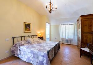 Gulta vai gultas numurā naktsmītnē Casa di nonna Ines 1 - Hideaway in Monferrato con Vista sulle Colline, Solarium e Piscina