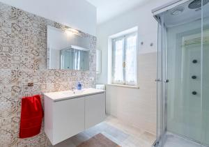 Koupelna v ubytování Casa di nonna Ines 1 - Hideaway in Monferrato con Vista sulle Colline, Solarium e Piscina + 32 fotografií