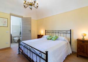 Postel nebo postele na pokoji v ubytování Casa di nonna Ines 1 - Hideaway in Monferrato con Vista sulle Colline, Solarium e Piscina
