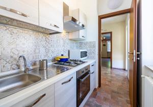 Kuchyň nebo kuchyňský kout v ubytování Casa di nonna Ines 1 - Hideaway in Monferrato con Vista sulle Colline, Solarium e Piscina